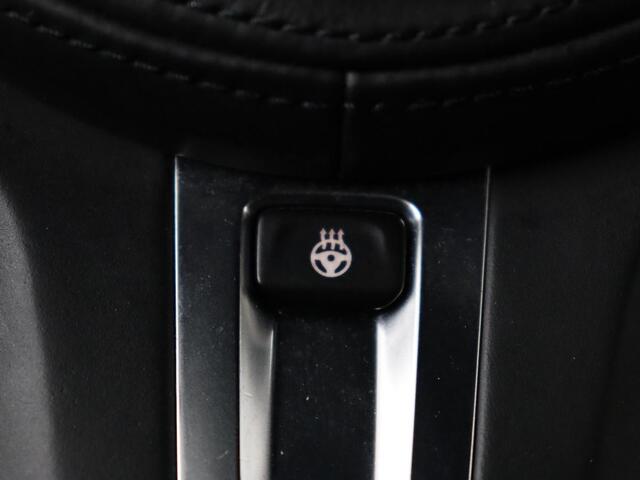 BMW 3-SERIE 320e M-Sport | Panoramadak | Adaptive cruise | Leder | Trekhaak | Head-Up | Camera | Stoel & stuurverwarming | Carplay | Navigatie | Sfeerverlichting | Live Cockpit