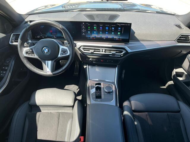 BMW 3-SERIE Touring 320e / Pano / Navigatie / App connect / Lichtmetaal 19 inch / Half leer/alcantra /