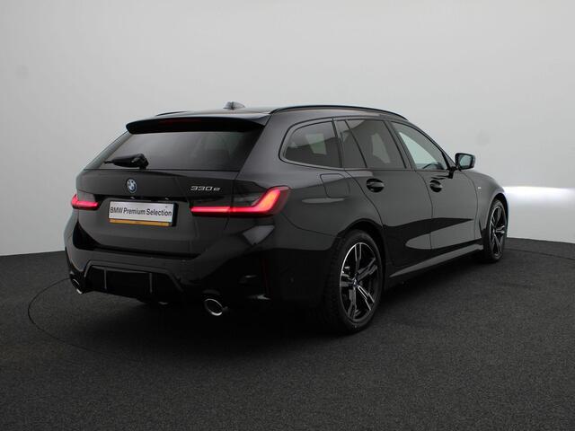 BMW 3-SERIE Touring 330e M Sportpakket | Innovation Pack | Comfort Pack | Stuurwielrand Verwarmd | Trekhaak | Panoramadak | Driving Assistant Professional | HiFi | 18''