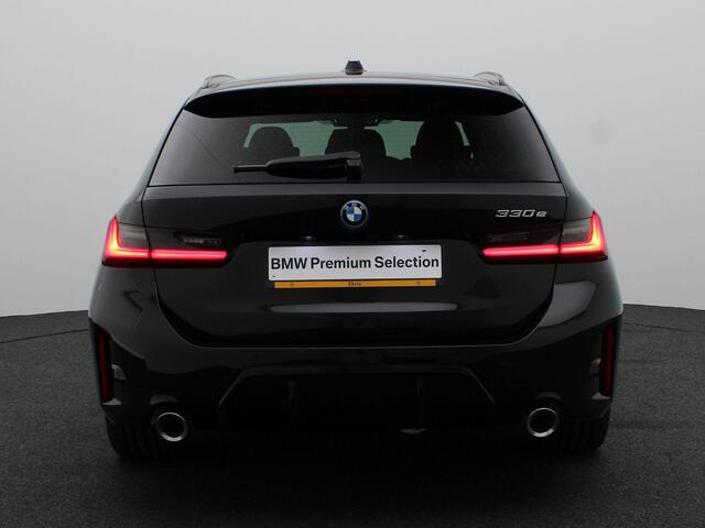 BMW 3-SERIE Touring 330e M Sportpakket | Innovation Pack | Comfort Pack | Stuurwielrand Verwarmd | Trekhaak | Panoramadak | Driving Assistant Professional | HiFi | 18''
