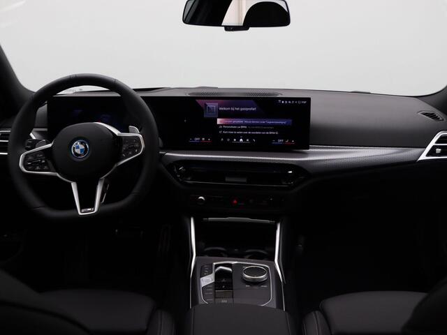 BMW 3-SERIE Touring 330e M Sportpakket | Innovation Pack | Comfort Pack | Stuurwielrand Verwarmd | Trekhaak | Panoramadak | Driving Assistant Professional | HiFi | 18''