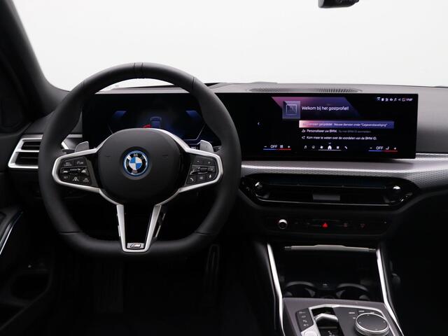 BMW 3-SERIE Touring 330e M Sportpakket | Innovation Pack | Comfort Pack | Stuurwielrand Verwarmd | Trekhaak | Panoramadak | Driving Assistant Professional | HiFi | 18''