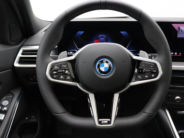 BMW 3-SERIE Touring 330e M Sportpakket | Innovation Pack | Comfort Pack | Stuurwielrand Verwarmd | Trekhaak | Panoramadak | Driving Assistant Professional | HiFi | 18''