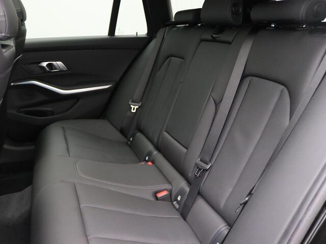 BMW 3-SERIE Touring 330e M Sportpakket | Innovation Pack | Comfort Pack | Stuurwielrand Verwarmd | Trekhaak | Panoramadak | Driving Assistant Professional | HiFi | 18''