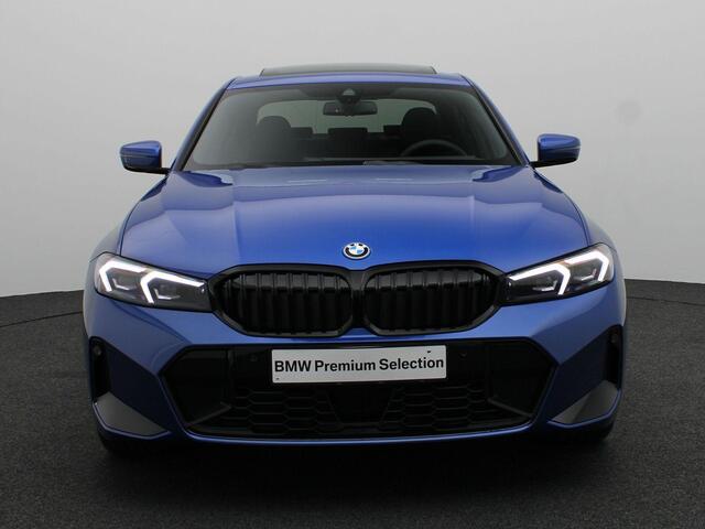 BMW 3-SERIE Sedan 330e M Sportpakket Pro | Comfort Pack | Stuurwielrand Verwarmd | Trekhaak | Schuifdak | Elektrisch Verstelbare Sportstoelen | Active Cruise Control | Harman Kardon | 19''