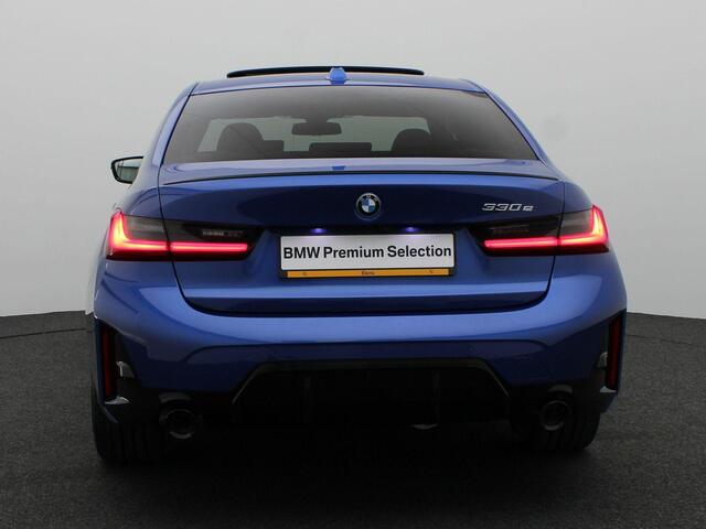 BMW 3-SERIE Sedan 330e M Sportpakket Pro | Comfort Pack | Stuurwielrand Verwarmd | Trekhaak | Schuifdak | Elektrisch Verstelbare Sportstoelen | Active Cruise Control | Harman Kardon | 19''