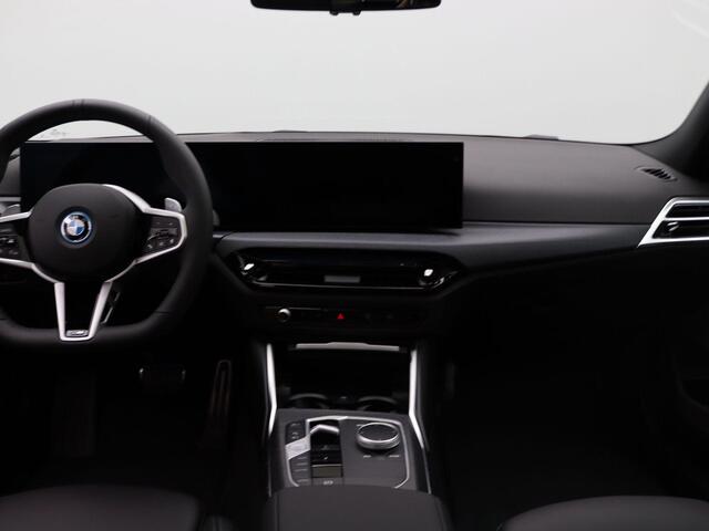 BMW 3-SERIE Sedan 330e M Sportpakket Pro | Comfort Pack | Stuurwielrand Verwarmd | Trekhaak | Schuifdak | Elektrisch Verstelbare Sportstoelen | Active Cruise Control | Harman Kardon | 19''