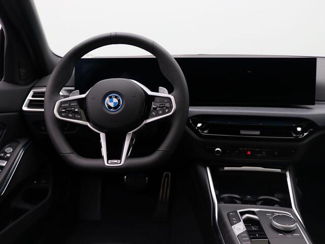 BMW 3-SERIE Sedan 330e M Sportpakket Pro | Comfort Pack | Stuurwielrand Verwarmd | Trekhaak | Schuifdak | Elektrisch Verstelbare Sportstoelen | Active Cruise Control | Harman Kardon | 19''