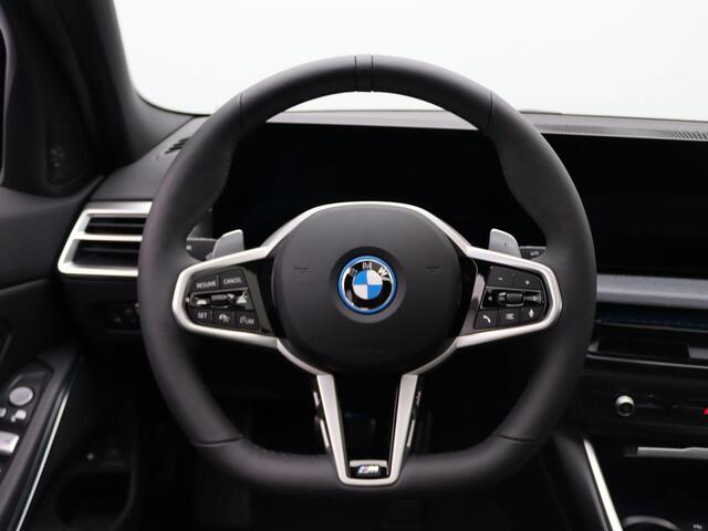 BMW 3-SERIE Sedan 330e M Sportpakket Pro | Comfort Pack | Stuurwielrand Verwarmd | Trekhaak | Schuifdak | Elektrisch Verstelbare Sportstoelen | Active Cruise Control | Harman Kardon | 19''