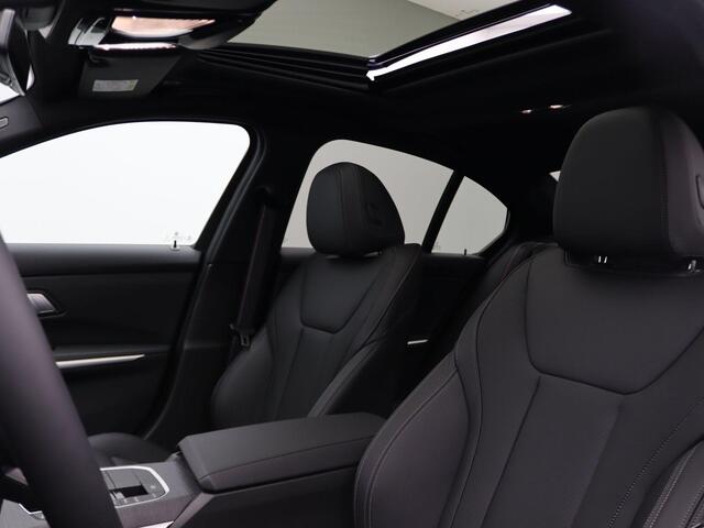 BMW 3-SERIE Sedan 330e M Sportpakket Pro | Comfort Pack | Stuurwielrand Verwarmd | Trekhaak | Schuifdak | Elektrisch Verstelbare Sportstoelen | Active Cruise Control | Harman Kardon | 19''
