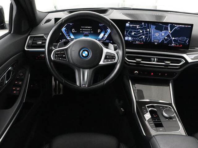 BMW 3-SERIE 320e M Sport | Head-Up | Adaptive cruise | Trekhaak | Leder | Stoelverwarming | Camera | Keyless | Adaptief LED | Carplay | Sfeerverlichting | Navigatie