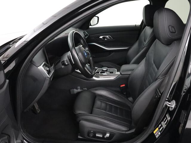 BMW 3-SERIE 320e M Sport | Head-Up | Adaptive cruise | Trekhaak | Leder | Stoelverwarming | Camera | Keyless | Adaptief LED | Carplay | Sfeerverlichting | Navigatie