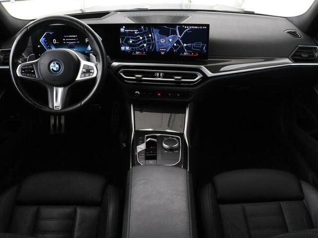 BMW 3-SERIE 320e M Sport | Head-Up | Adaptive cruise | Trekhaak | Leder | Stoelverwarming | Camera | Keyless | Adaptief LED | Carplay | Sfeerverlichting | Navigatie