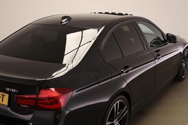 BMW 3-SERIE 318i M Sport Edition | OPEN DAK | STOELVERWARMING | 19"