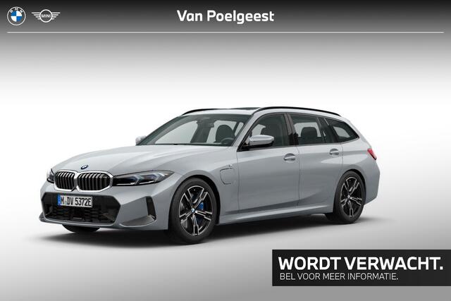 BMW 3-SERIE Touring 330e M-Sport Electrische Zwenkhaak / Comfort Acces / Glazen Schuifdak / Binnen & Buitenspiegel Automatisch Dimmend / Electrisch Verstelbare Voorstoelen / Adaptieve Led Koplampen / Driving Assistant Prof / Parking Plus / Hifi