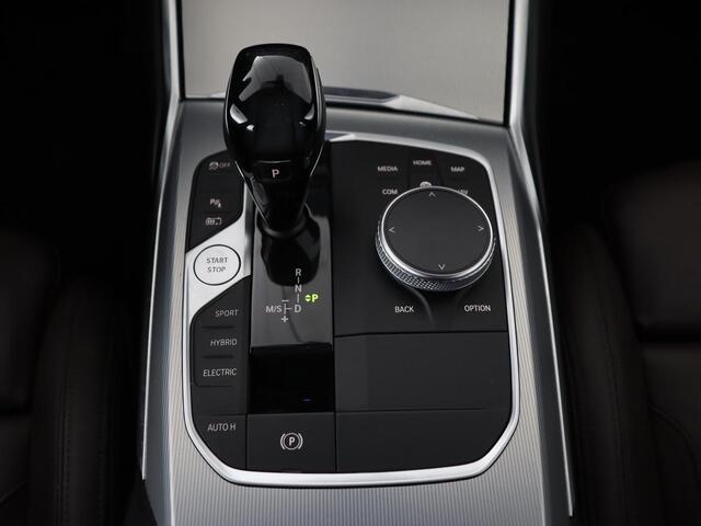 BMW 3-SERIE 330e eDrive Edition | Leder | Adaptive cruise | Stoelverwarming | Camera | Sport Line | Carplay | Sportstoelen | Live Cockpit | Keyless | Navigatie | Climate control
