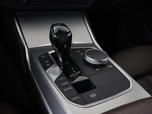 BMW 3-SERIE 330e eDrive Edition | Leder | Adaptive cruise | Stoelverwarming | Camera | Sport Line | Carplay | Sportstoelen | Live Cockpit | Keyless | Navigatie | Climate control