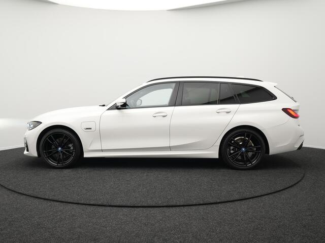BMW 3-SERIE Touring 320e M Sport 204pk Plug In Hybrid Dealer O.H PHEV | Alcantara Sportstoelen Verwarmd | 19"L.M | Sfeerverlichting | Apple Carplay | DAB | Virtual | Navi Full Map |