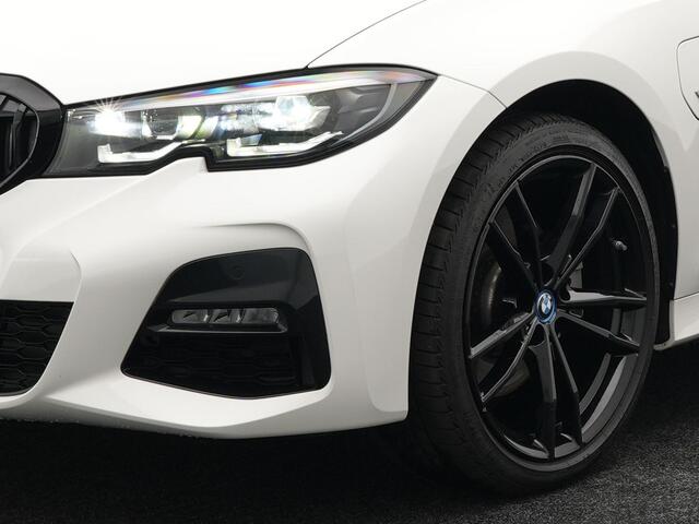 BMW 3-SERIE Touring 320e M Sport 204pk Plug In Hybrid Dealer O.H PHEV | Alcantara Sportstoelen Verwarmd | 19"L.M | Sfeerverlichting | Apple Carplay | DAB | Virtual | Navi Full Map |