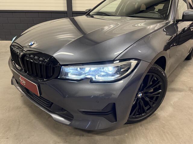BMW 3-SERIE Touring 330e xDrive High Exe 18"M-SPORT/ADAPTIVE-CRUISE/LEER-SPORT/LIVE-COCKPIT/LED-ADAPTIVE/CARPLAY/STANDKACHEL/EL.A.KLEP/SHADOW-LINE/PRIVACY/MINERALGRAU