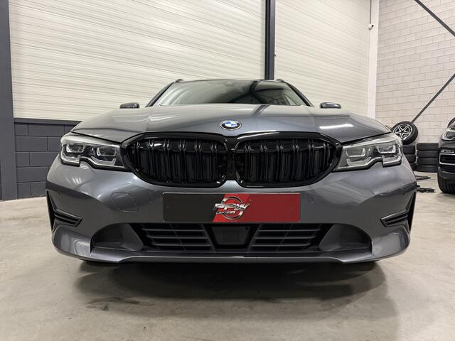 BMW 3-SERIE Touring 330e xDrive High Exe 18"M-SPORT/ADAPTIVE-CRUISE/LEER-SPORT/LIVE-COCKPIT/LED-ADAPTIVE/CARPLAY/STANDKACHEL/EL.A.KLEP/SHADOW-LINE/PRIVACY/MINERALGRAU