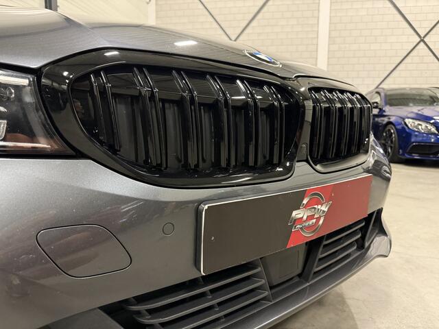 BMW 3-SERIE Touring 330e xDrive High Exe 18"M-SPORT/ADAPTIVE-CRUISE/LEER-SPORT/LIVE-COCKPIT/LED-ADAPTIVE/CARPLAY/STANDKACHEL/EL.A.KLEP/SHADOW-LINE/PRIVACY/MINERALGRAU