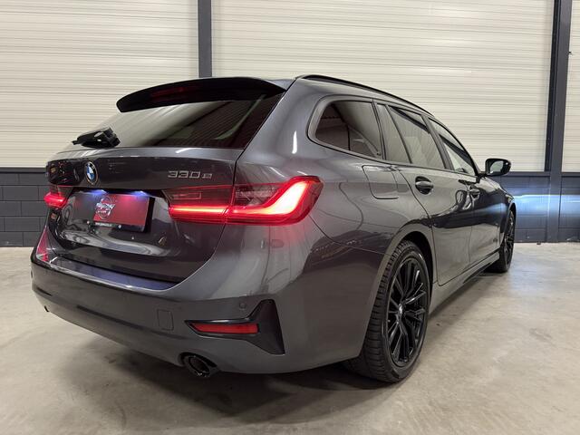 BMW 3-SERIE Touring 330e xDrive High Exe 18"M-SPORT/ADAPTIVE-CRUISE/LEER-SPORT/LIVE-COCKPIT/LED-ADAPTIVE/CARPLAY/STANDKACHEL/EL.A.KLEP/SHADOW-LINE/PRIVACY/MINERALGRAU
