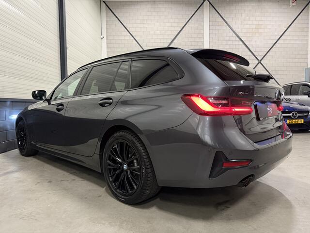 BMW 3-SERIE Touring 330e xDrive High Exe 18"M-SPORT/ADAPTIVE-CRUISE/LEER-SPORT/LIVE-COCKPIT/LED-ADAPTIVE/CARPLAY/STANDKACHEL/EL.A.KLEP/SHADOW-LINE/PRIVACY/MINERALGRAU
