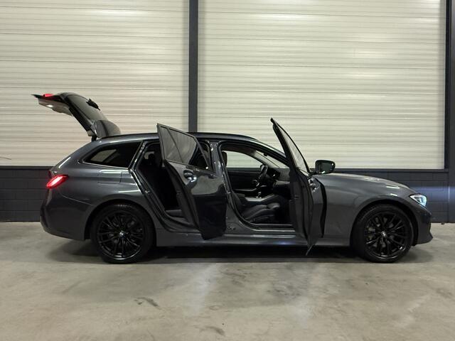 BMW 3-SERIE Touring 330e xDrive High Exe 18"M-SPORT/ADAPTIVE-CRUISE/LEER-SPORT/LIVE-COCKPIT/LED-ADAPTIVE/CARPLAY/STANDKACHEL/EL.A.KLEP/SHADOW-LINE/PRIVACY/MINERALGRAU