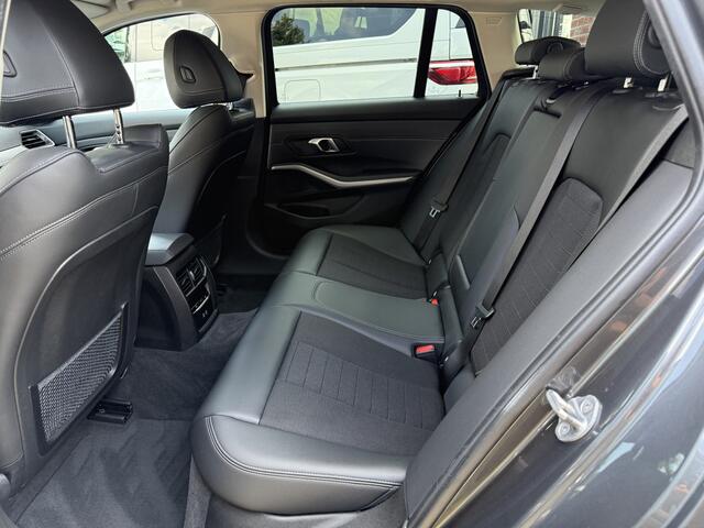 BMW 3-SERIE Touring 330e xDrive High Exe 18"M-SPORT/ADAPTIVE-CRUISE/LEER-SPORT/LIVE-COCKPIT/LED-ADAPTIVE/CARPLAY/STANDKACHEL/EL.A.KLEP/SHADOW-LINE/PRIVACY/MINERALGRAU