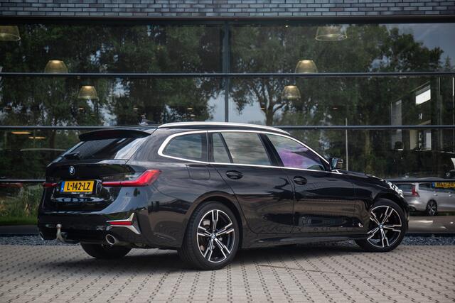 BMW 3-SERIE Touring 320i High Executive , Pano, Trekhaak, Camera, Leder