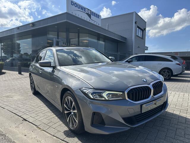 BMW 3-SERIE 320e NEW MODEL Schuifdak | Trekhaak | HUD | Memory | Camera | Stoelverw