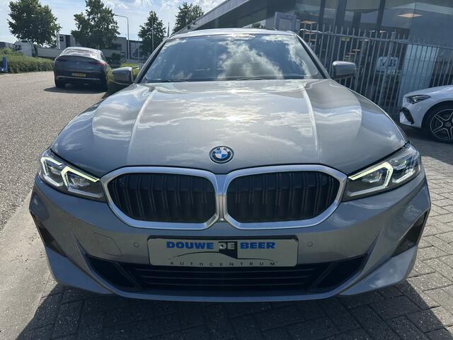 BMW 3-SERIE 320e NEW MODEL Schuifdak | Trekhaak | HUD | Memory | Camera | Stoelverw