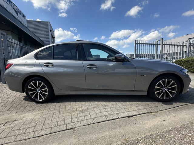 BMW 3-SERIE 320e NEW MODEL Schuifdak | Trekhaak | HUD | Memory | Camera | Stoelverw