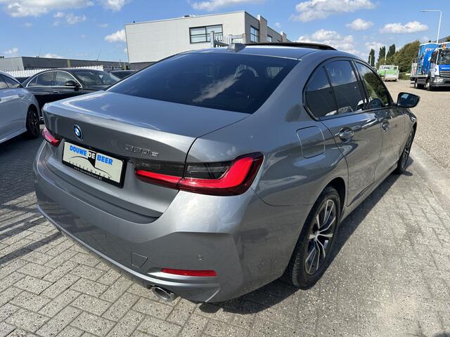 BMW 3-SERIE 320e NEW MODEL Schuifdak | Trekhaak | HUD | Memory | Camera | Stoelverw