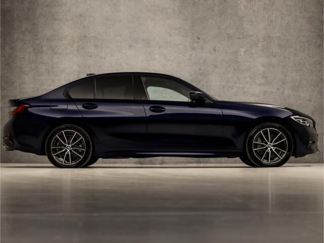 BMW 3-SERIE 330e Sportline 293Pk Automaat (APPLE CARPLAY, GROOT NAVI, ZWART HEMEL, DEALER ONDERHOUDEN, SFEERVERLICHTING, LEDER, SPORTSTOELEN, CAMERA, GETINT GLAS, STOELVERWARMING, NIEUWSTAAT)