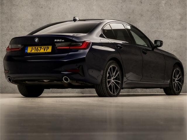 BMW 3-SERIE 330e Sportline 293Pk Automaat (APPLE CARPLAY, GROOT NAVI, ZWART HEMEL, DEALER ONDERHOUDEN, SFEERVERLICHTING, LEDER, SPORTSTOELEN, CAMERA, GETINT GLAS, STOELVERWARMING, NIEUWSTAAT)