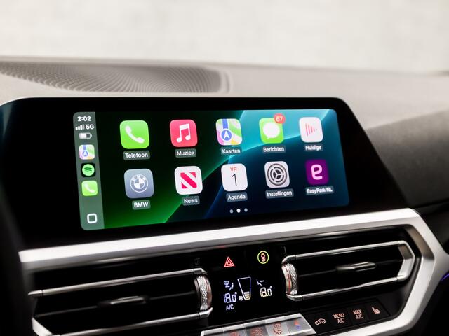 BMW 3-SERIE 330e Sportline 293Pk Automaat (APPLE CARPLAY, GROOT NAVI, ZWART HEMEL, DEALER ONDERHOUDEN, SFEERVERLICHTING, LEDER, SPORTSTOELEN, CAMERA, GETINT GLAS, STOELVERWARMING, NIEUWSTAAT)