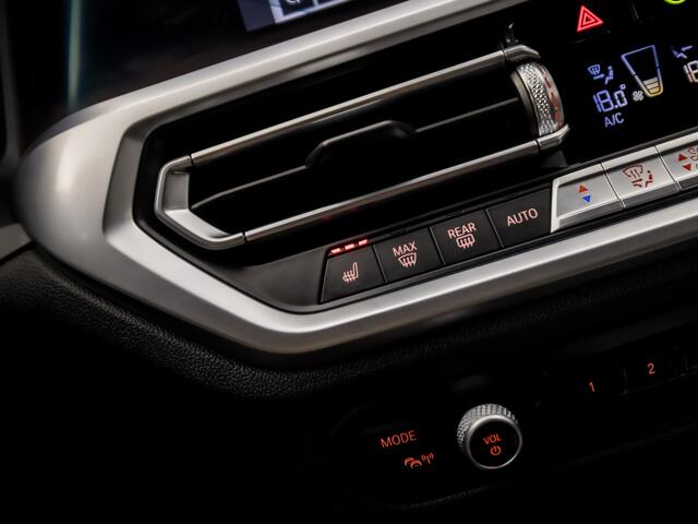 BMW 3-SERIE 330e Sportline 293Pk Automaat (APPLE CARPLAY, GROOT NAVI, ZWART HEMEL, DEALER ONDERHOUDEN, SFEERVERLICHTING, LEDER, SPORTSTOELEN, CAMERA, GETINT GLAS, STOELVERWARMING, NIEUWSTAAT)