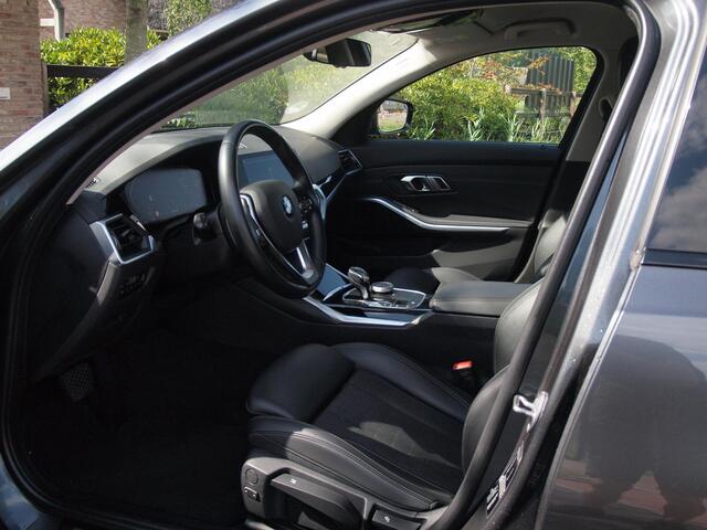 BMW 3-SERIE Touring 318i Executive Edition | Apple Carplay | Cruise Control | Sfeerverlichting | Parkeersensoren |