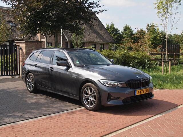 BMW 3-SERIE Touring 318i Executive Edition | Apple Carplay | Cruise Control | Sfeerverlichting | Parkeersensoren |