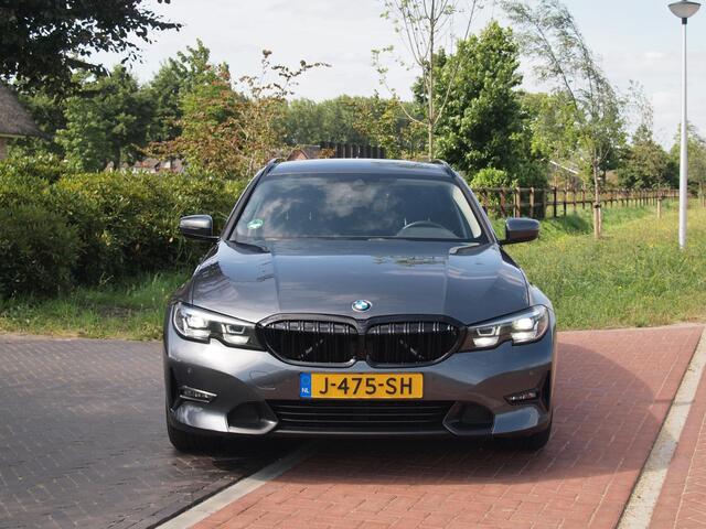 BMW 3-SERIE Touring 318i Executive Edition | Apple Carplay | Cruise Control | Sfeerverlichting | Parkeersensoren |