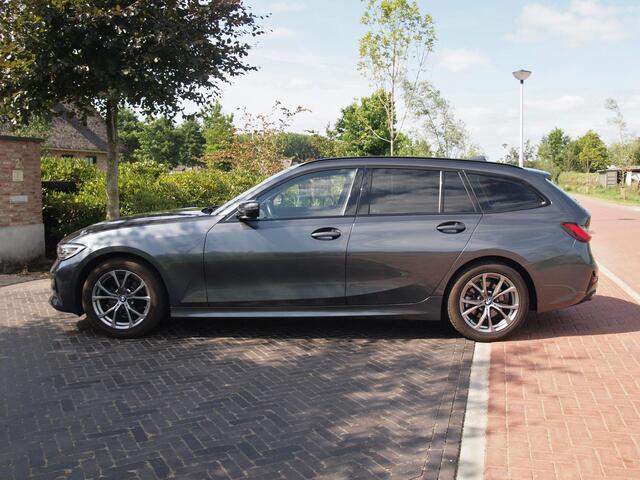 BMW 3-SERIE Touring 318i Executive Edition | Apple Carplay | Cruise Control | Sfeerverlichting | Parkeersensoren |