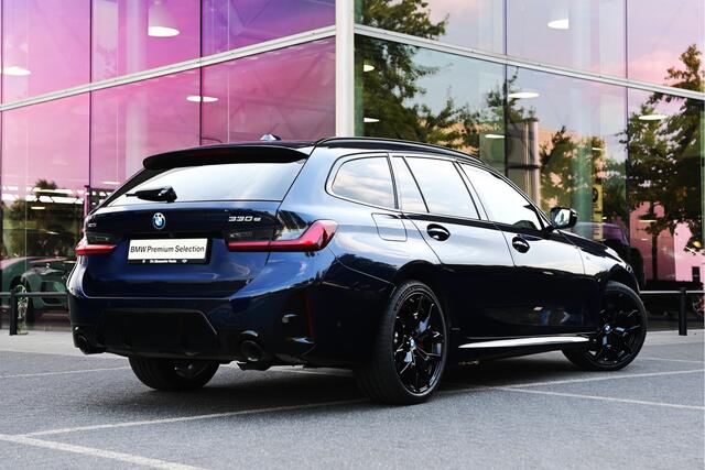 BMW 3-SERIE Touring 330e xDrive High Executive M Sport Automaat / Panoramadak / Trekhaak / Sportstoelen / Adaptieve LED / M Adaptief onderstel / Parking Assistant Plus / Comfort Access