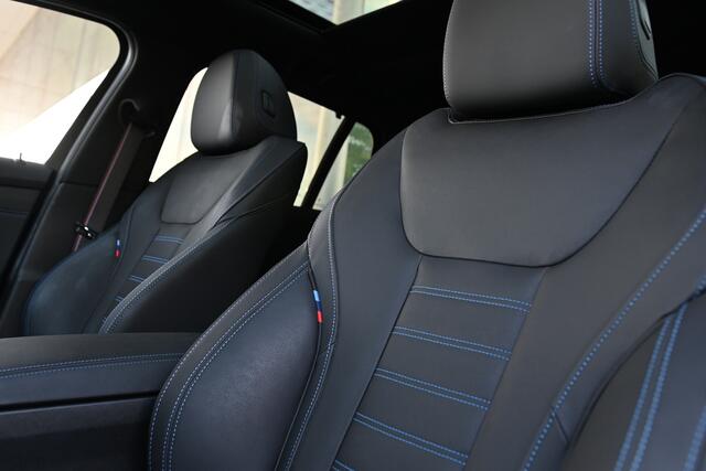 BMW 3-SERIE Touring 330e xDrive High Executive M Sport Automaat / Panoramadak / Trekhaak / Sportstoelen / Adaptieve LED / M Adaptief onderstel / Parking Assistant Plus / Comfort Access