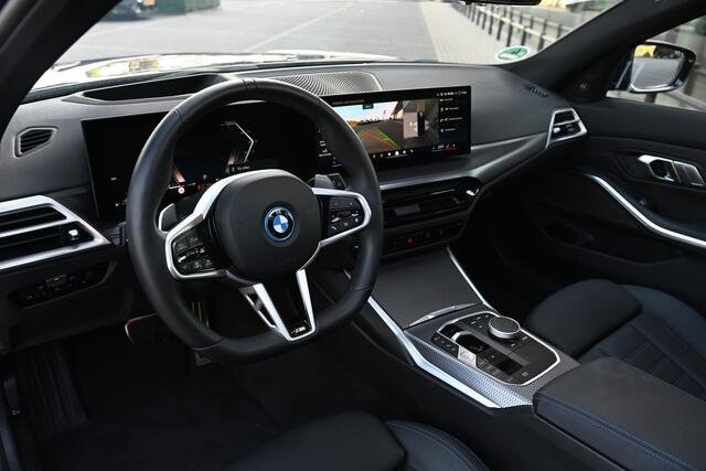 BMW 3-SERIE Touring 330e xDrive High Executive M Sport Automaat / Panoramadak / Trekhaak / Sportstoelen / Adaptieve LED / M Adaptief onderstel / Parking Assistant Plus / Comfort Access