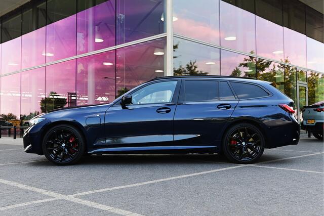 BMW 3-SERIE Touring 330e xDrive High Executive M Sport Automaat / Panoramadak / Trekhaak / Sportstoelen / Adaptieve LED / M Adaptief onderstel / Parking Assistant Plus / Comfort Access