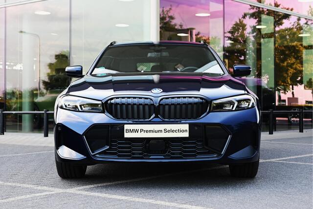 BMW 3-SERIE Touring 330e xDrive High Executive M Sport Automaat / Panoramadak / Trekhaak / Sportstoelen / Adaptieve LED / M Adaptief onderstel / Parking Assistant Plus / Comfort Access