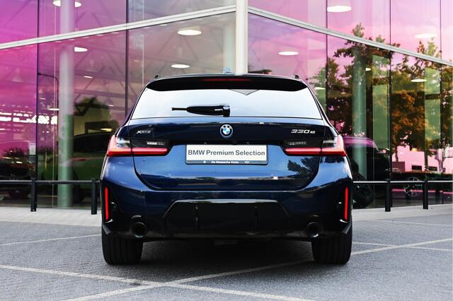 BMW 3-SERIE Touring 330e xDrive High Executive M Sport Automaat / Panoramadak / Trekhaak / Sportstoelen / Adaptieve LED / M Adaptief onderstel / Parking Assistant Plus / Comfort Access