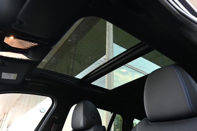 BMW 3-SERIE Touring 330e xDrive High Executive M Sport Automaat / Panoramadak / Trekhaak / Sportstoelen / Adaptieve LED / M Adaptief onderstel / Parking Assistant Plus / Comfort Access